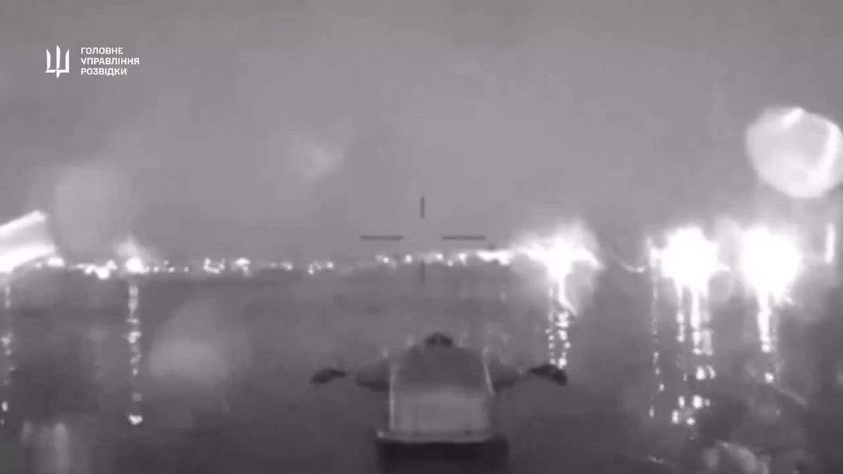 Video: Ukrajinci hlásí další úspěšný útok na ruskou loď kotvící na Krymu